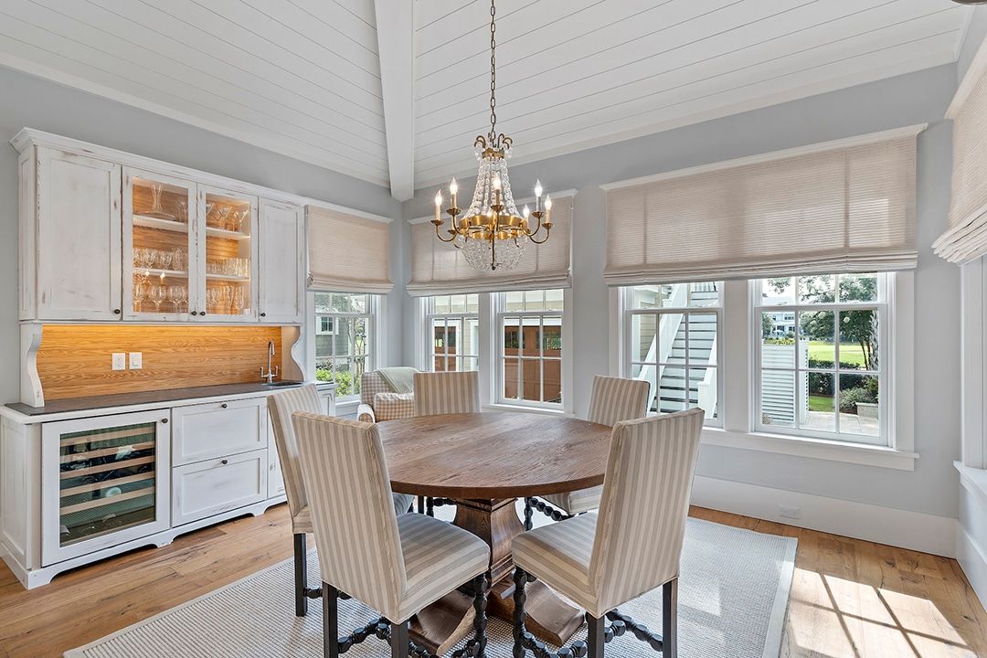 kitchen-table-and-wet-bar