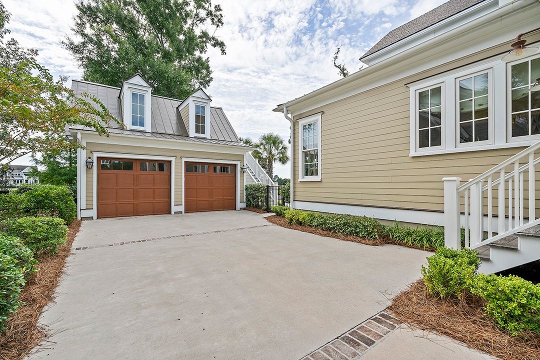 detached-garage-with-office-and-full-bath-above