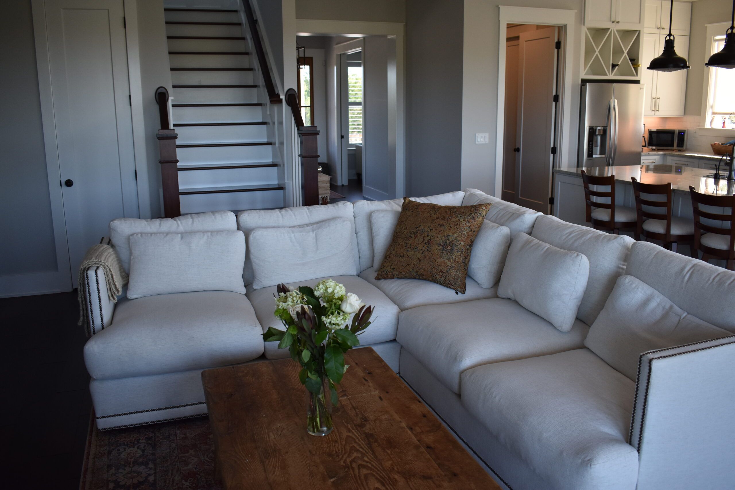 6 living room island and breakfast (8)