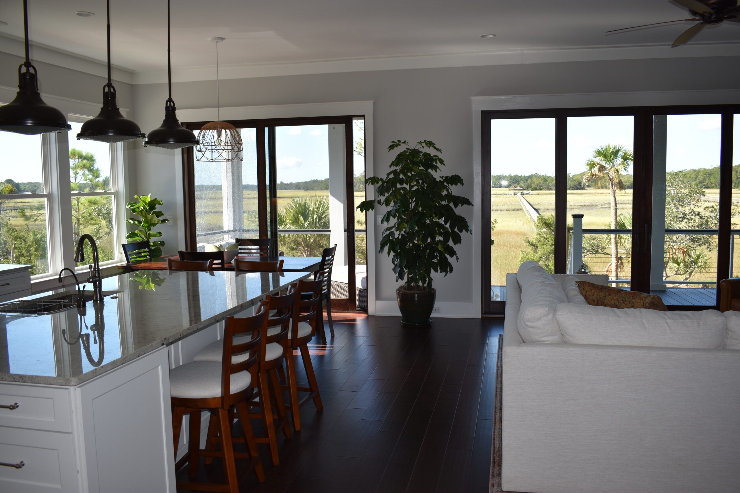 6 living room island and breakfast (12)