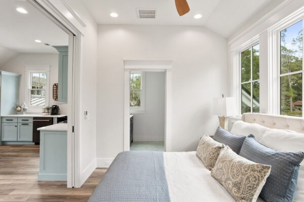 21352 Garage - Image 15