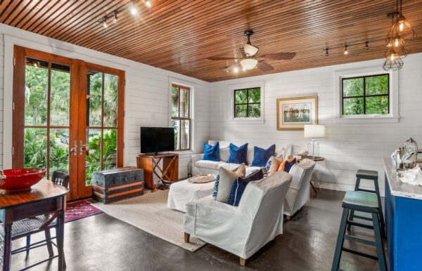 Pool Side Hideout - Image 34