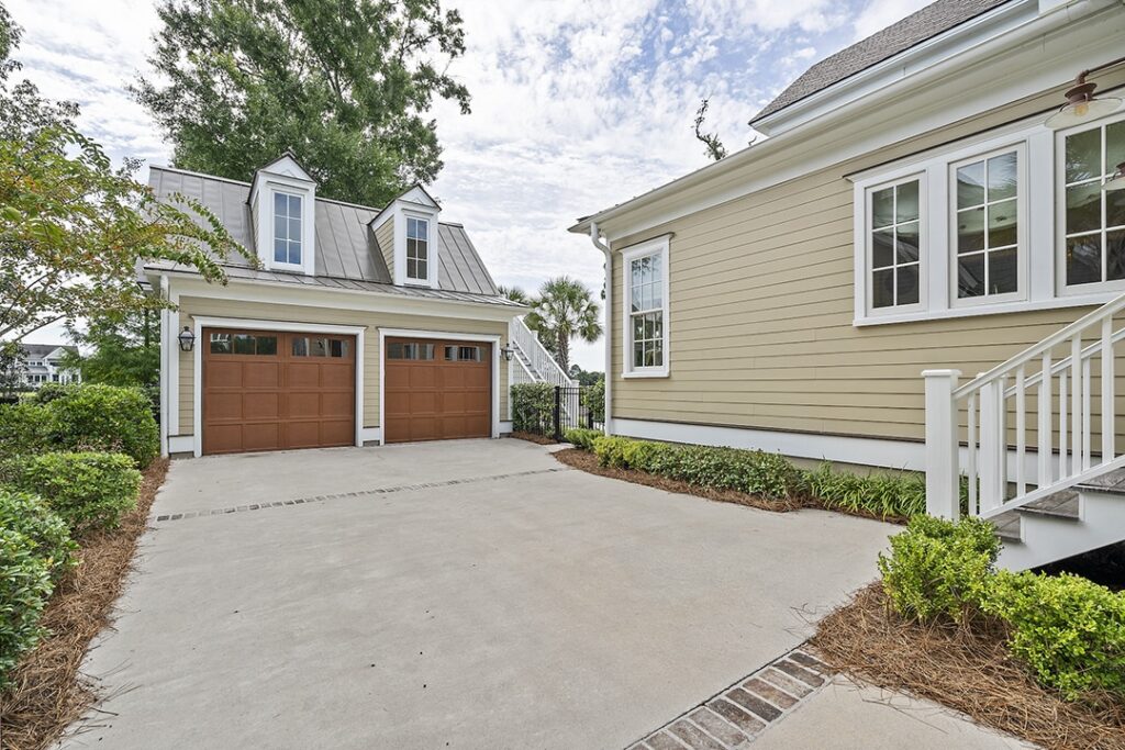 detached-garage-with-office-and-full-bath-above