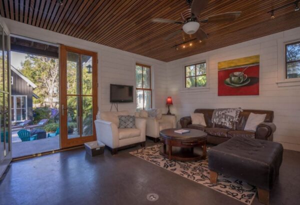 Pool Side Hideout - Image 8