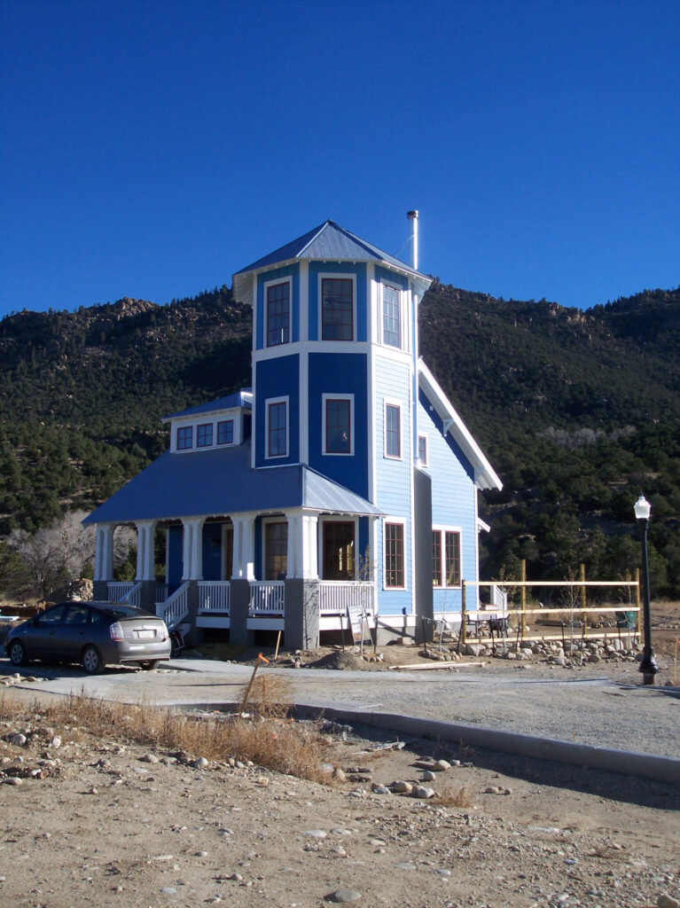 windy-gap-treehouse-south-main-co-scaled