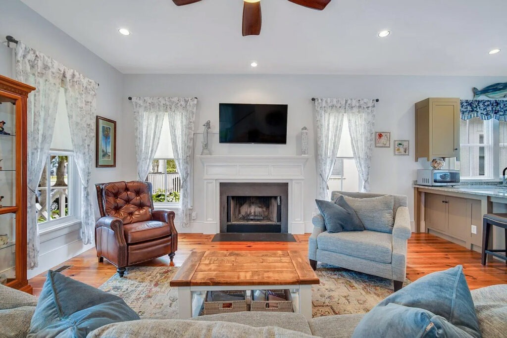 f0de7f9065934a3200687921aa42e014-uncropped_scaled_within_1344_1008 copy